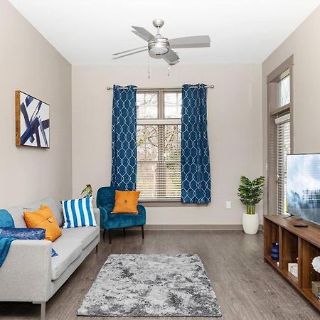Chic Uptown Unit With Gym, Pool Apartment Шарлът Екстериор снимка