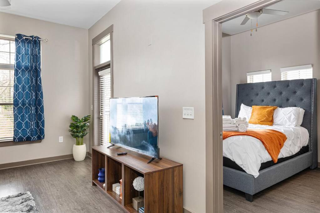 Chic Uptown Unit With Gym, Pool Apartment Шарлът Екстериор снимка