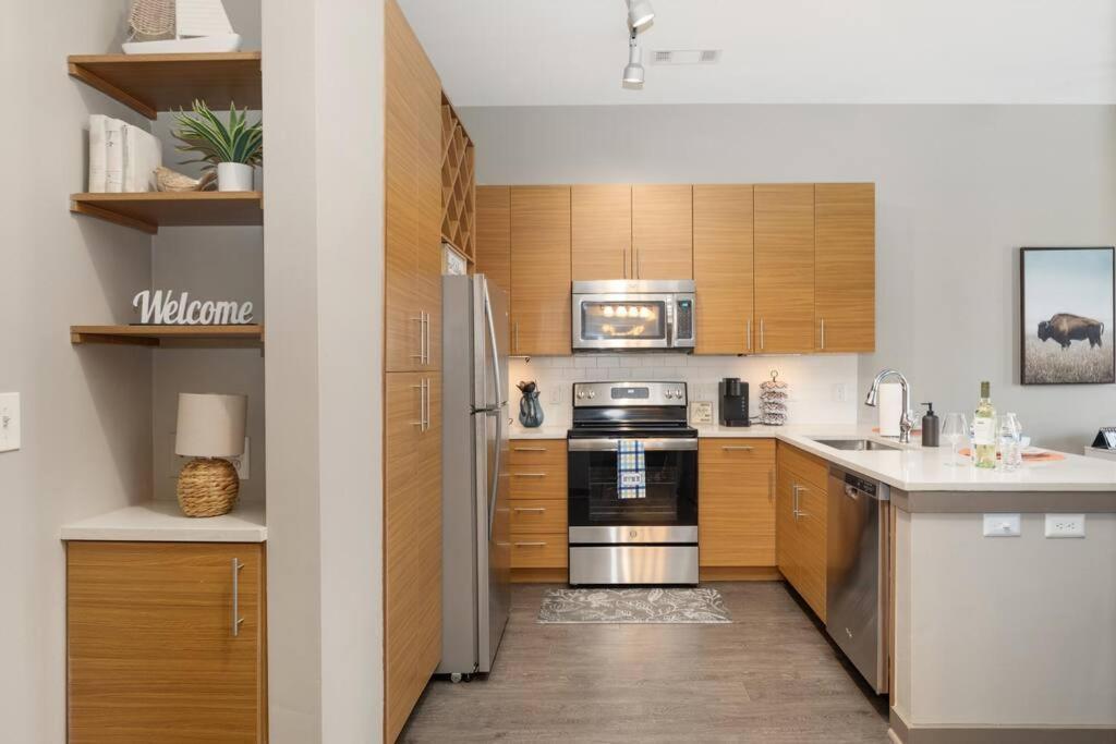 Chic Uptown Unit With Gym, Pool Apartment Шарлът Екстериор снимка