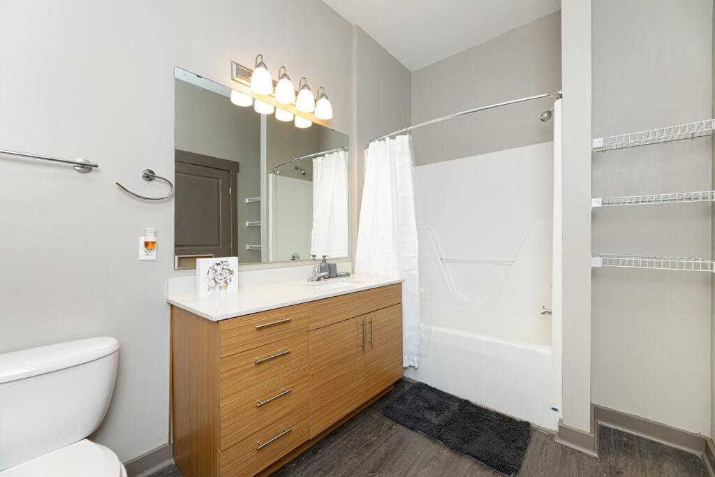 Chic Uptown Unit With Gym, Pool Apartment Шарлът Екстериор снимка