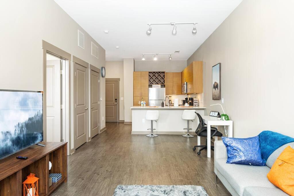 Chic Uptown Unit With Gym, Pool Apartment Шарлът Екстериор снимка